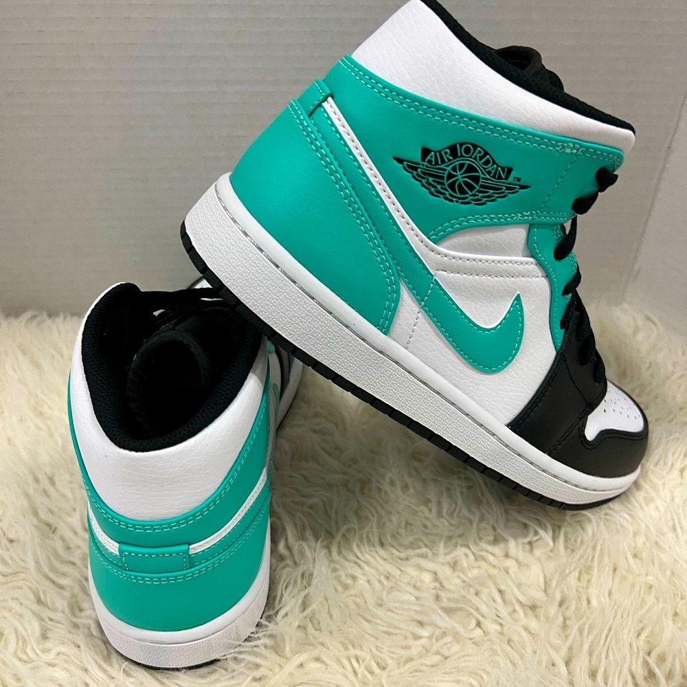 Air Jordan 1 Mid, Tropical Twist - Picture 1 of 11